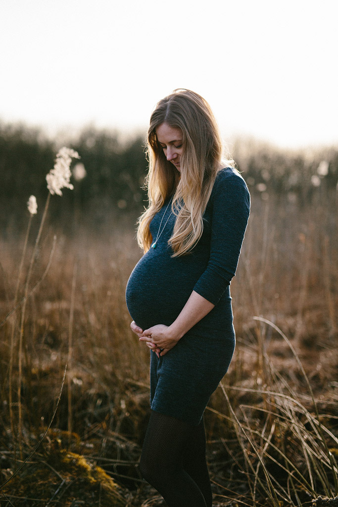 Schwangere Frau in der Natur Babybauchshooting Frühling