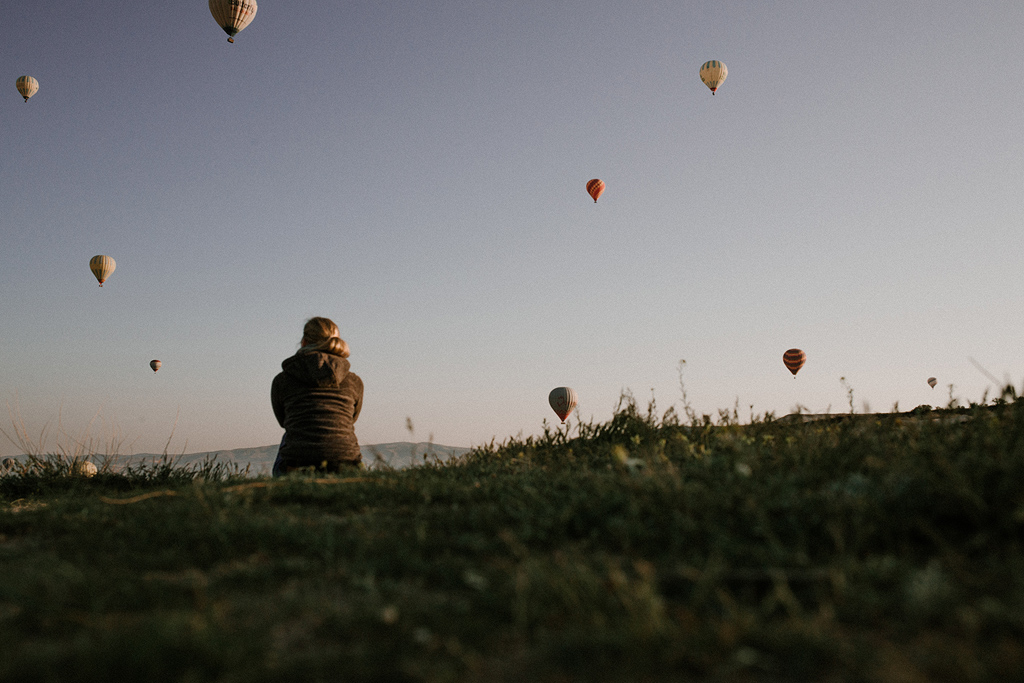 Frau beobachtet Heißluftballone Kappadokien Türkei