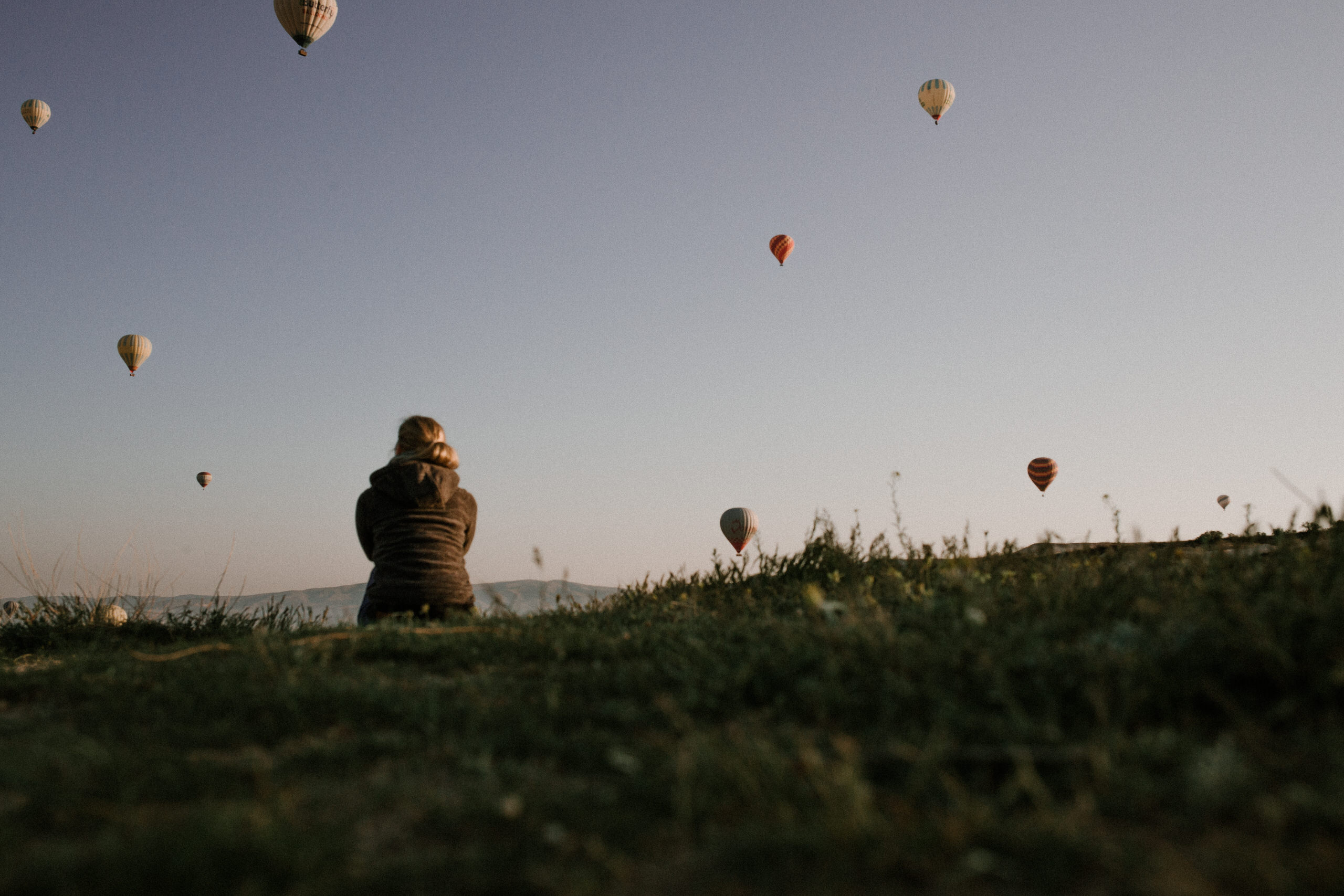 Frau beobachtet Heißluftballone Kappadokien Türkei